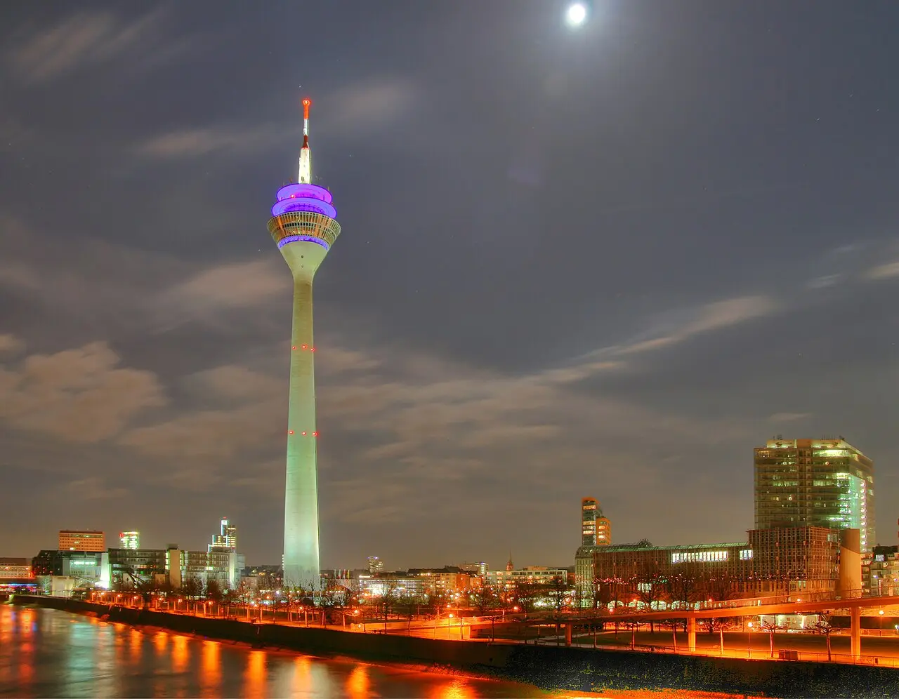 Reale Stadtansicht von Düsseldorf – Rheinturm & MedienHafen