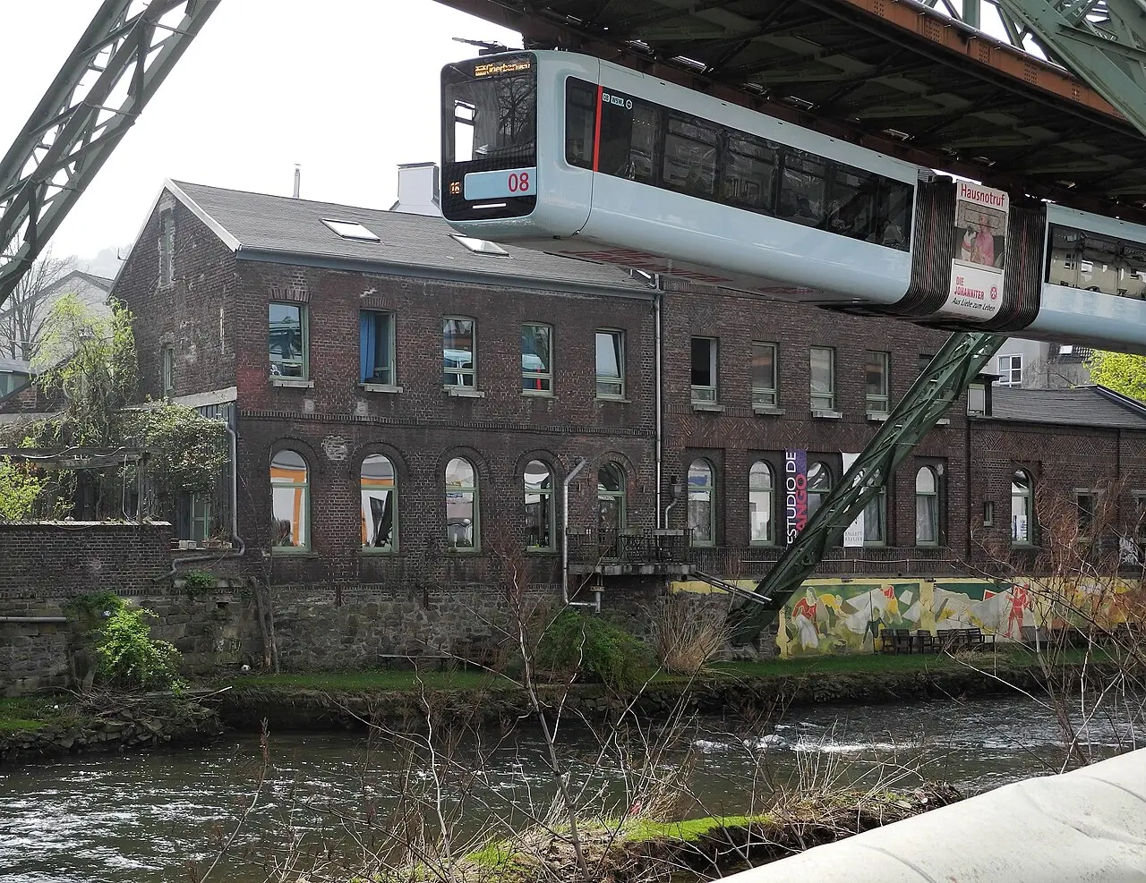 Reale Stadtansicht von Wuppertal – Wuppertaler Schwebebahn
