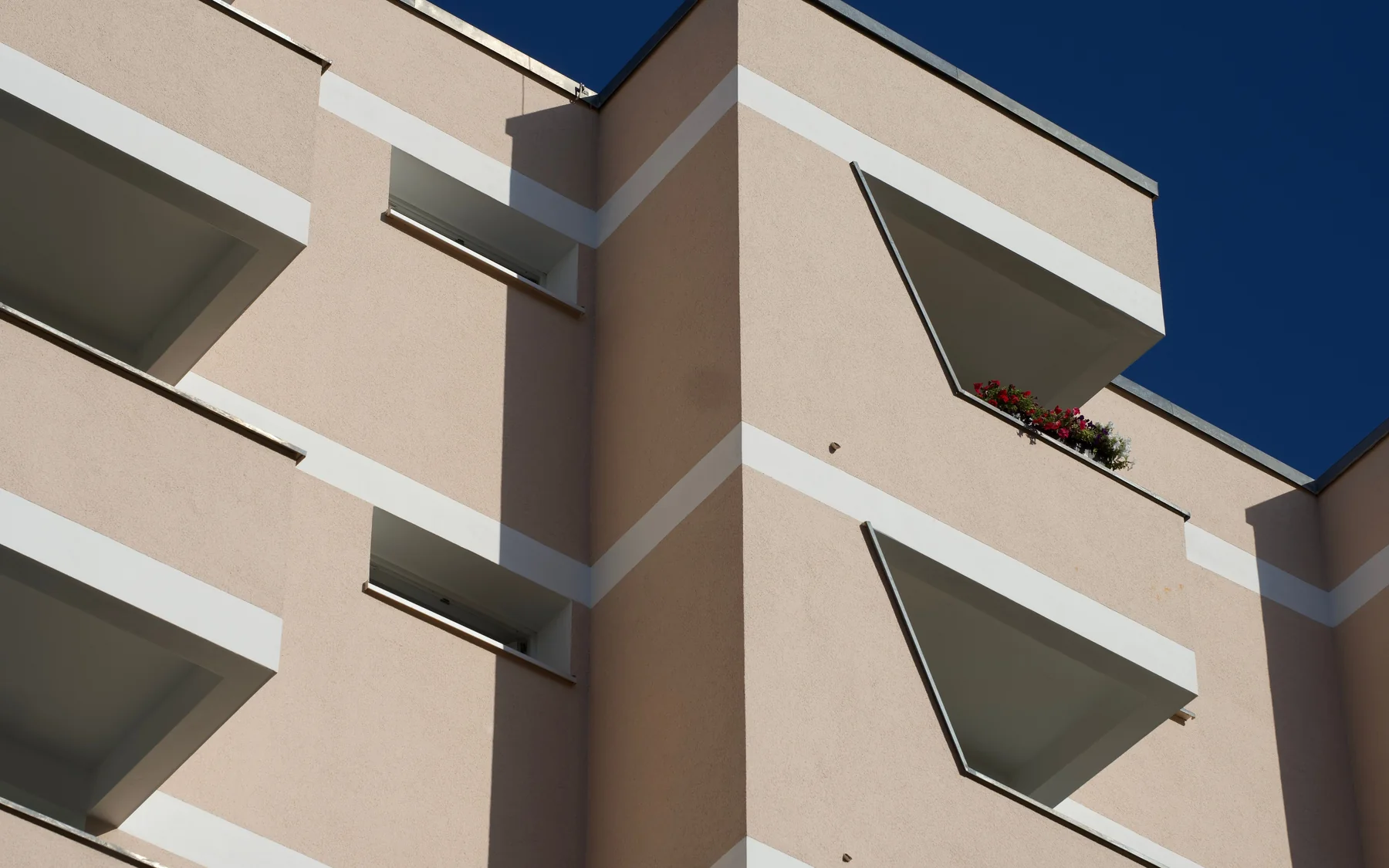 Modernes Mehrfamilienhaus als Motiv für den Verkauf an Investoren