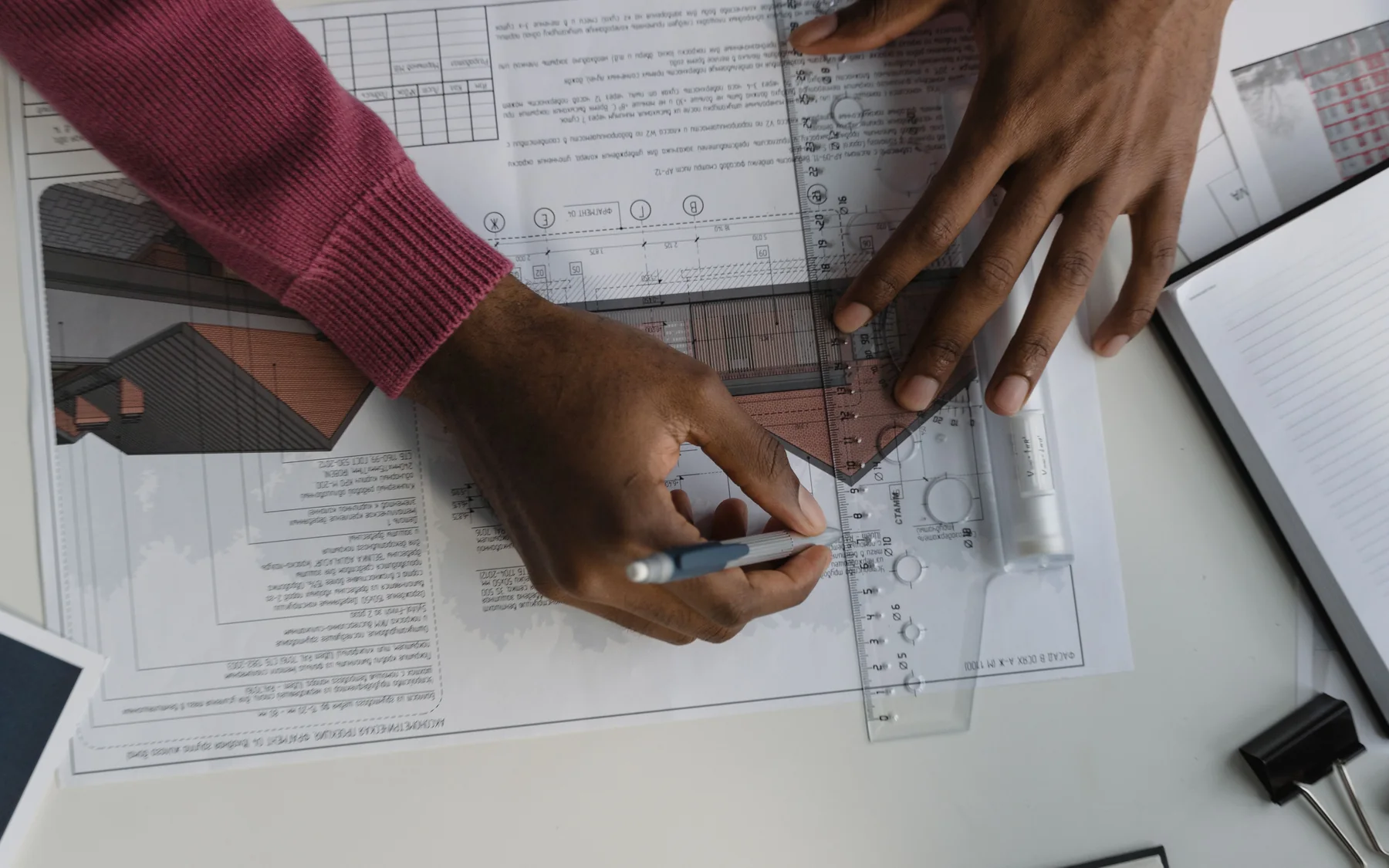 Architekturpläne und technische Unterlagen als Symbol für das Immobiliennetzwerk
